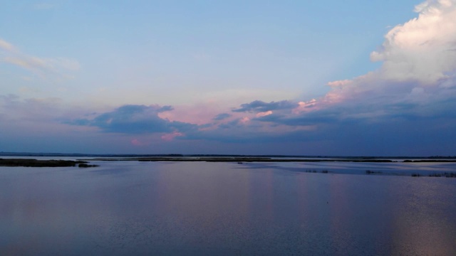 湖面上的晚霞很美，湖面上有晚霞，映着湖面上的晚霞视频素材