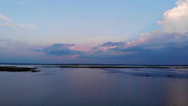 湖面上的晚霞很美，湖面上有晚霞，映着湖面上的晚霞视频素材