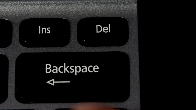 男人的手指按下笔记本电脑键盘的退格键视频下载