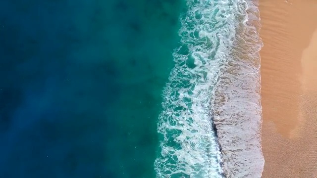 鸟瞰清澈的绿松石大海和波浪视频素材