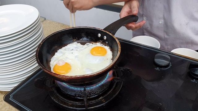 在平底锅里煎的鸡蛋视频素材