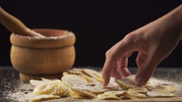 美味的生馄饨配上面粉和罗勒视频素材