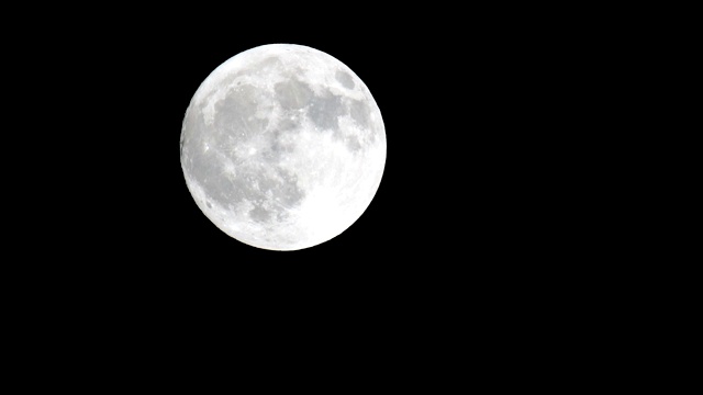 满月划过天空。时间流逝。孤立在黑色背景上。视频素材