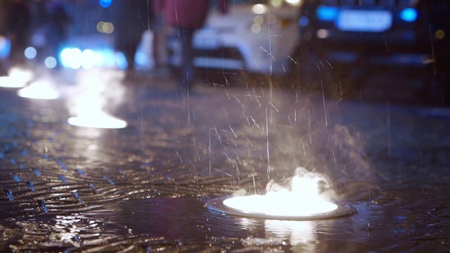 雨在城市街道上的慢动作与地面灯在夜晚视频素材