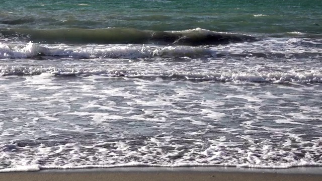 海浪冲击着海岸，拍打着海滩视频素材