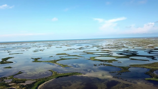 海上小岛的鸟瞰图视频素材