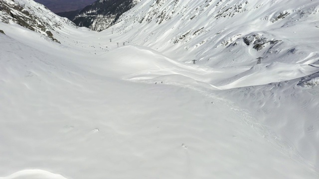 在滑雪旅游和登山比赛中竞争的滑雪登山运动员视频素材