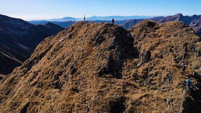 登山者到达顶峰视频素材