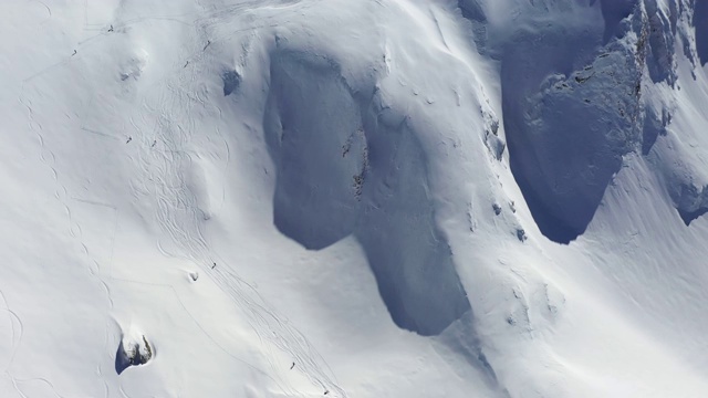 在滑雪旅游和登山比赛中竞争的滑雪登山运动员视频素材