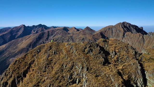 登山者到达顶峰视频素材