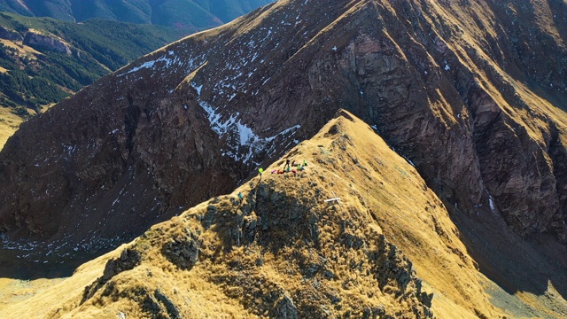 登山者到达顶峰视频素材