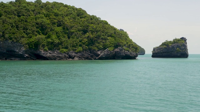 一组海岛在昂通国家海洋公园附近的苏梅岛天堂热带旅游胜地。泰国湾的群岛。田园诗般的绿松石海洋自然背景与复制空间视频素材