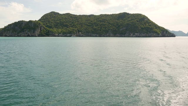 一组海岛在昂通国家海洋公园附近的苏梅岛天堂热带旅游胜地。泰国湾的群岛。田园诗般的绿松石海洋自然背景与复制空间视频素材