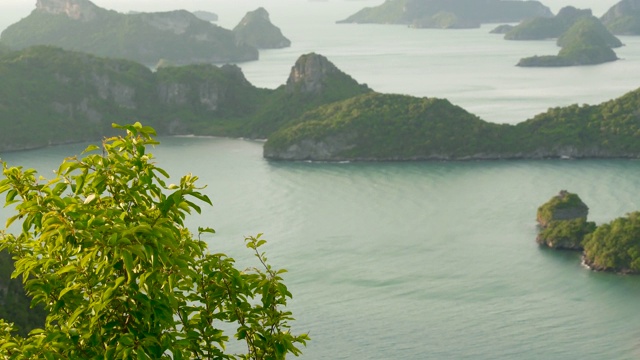 鸟瞰图鸟瞰图的海洋岛屿在昂通国家海洋公园附近的旅游天堂苏梅岛热带度假胜地。泰国湾的群岛。田园诗般的自然背景视频素材