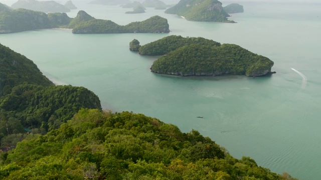 鸟瞰图鸟瞰图的海洋岛屿在昂通国家海洋公园附近的旅游天堂苏梅岛热带度假胜地。泰国湾的群岛。田园诗般的自然背景视频素材