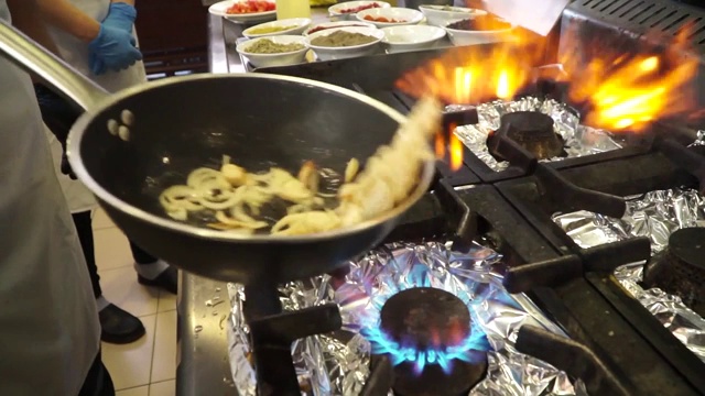 厨房里的密集烹饪视频素材