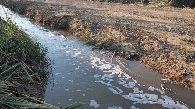 脏水从管子里流出来视频素材