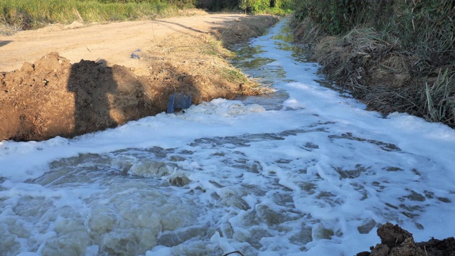 脏水从管子里流出来视频素材