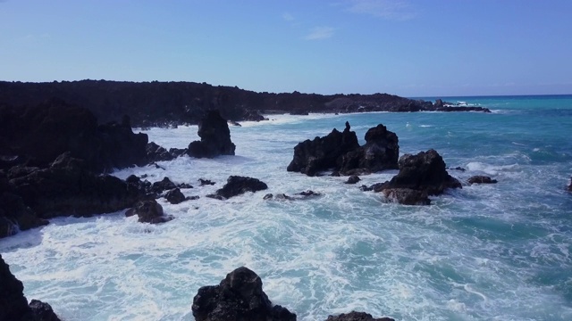 飞越夏威夷崎岖的海岸线视频素材