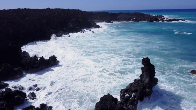 飞越夏威夷崎岖的海岸线视频素材