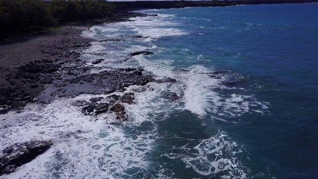 飞越夏威夷崎岖的海岸线视频素材