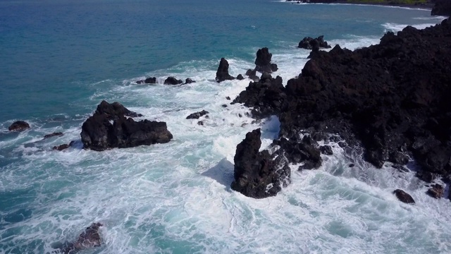 飞越夏威夷崎岖的海岸线视频素材