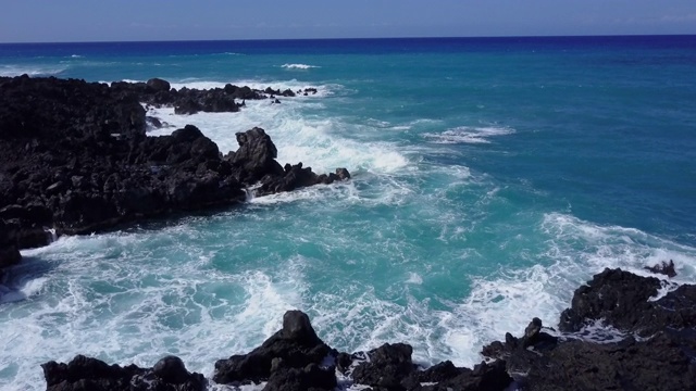 飞越夏威夷崎岖的海岸线视频素材