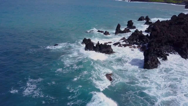 飞越夏威夷崎岖的海岸线视频素材