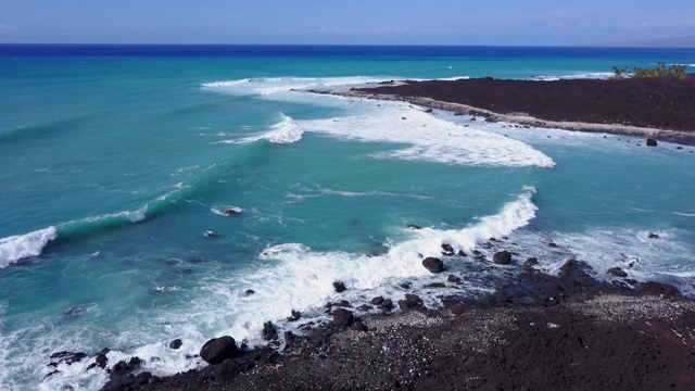 飞越夏威夷崎岖的海岸线视频素材