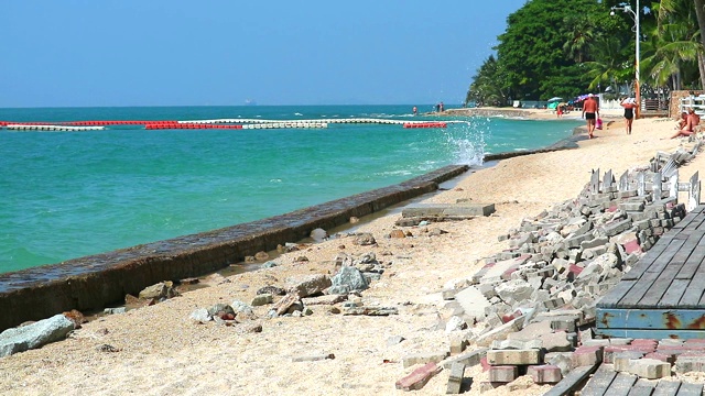 风暴潮破坏海滩通道，防波堤只能减缓侵蚀1视频素材