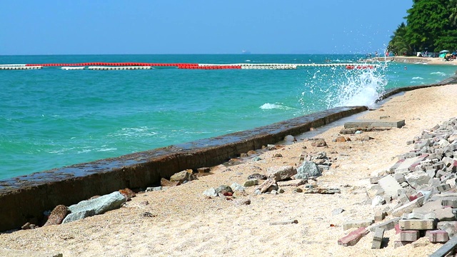 风暴潮破坏海滩通道，防波堤只能减缓侵蚀2视频素材