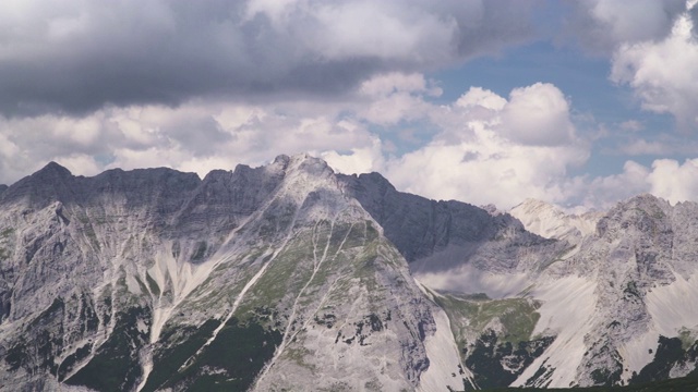 全景图:奥地利阿尔卑斯山夏季的云景图，奥地利因斯布鲁克karwendell山的Hafelekarspitze-Seegrube视频素材