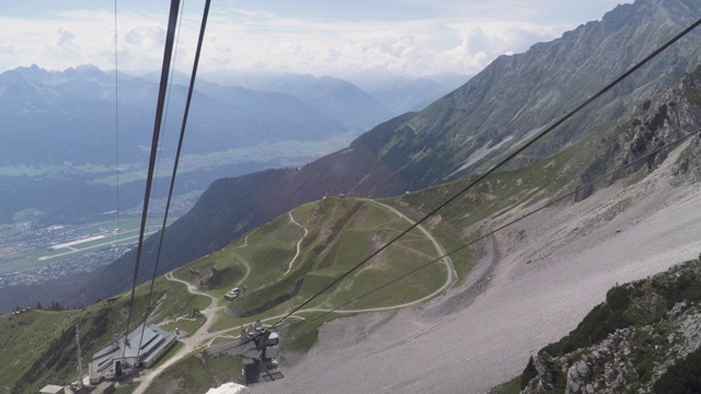 全景:在奥地利因斯布鲁克的卡文德尔山，乘坐缆车观看奥地利阿尔卑斯山的夏季景色视频素材