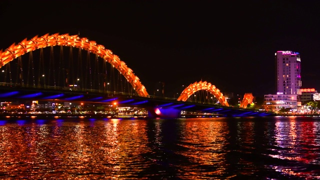 越南岘港龙桥夜景视频素材