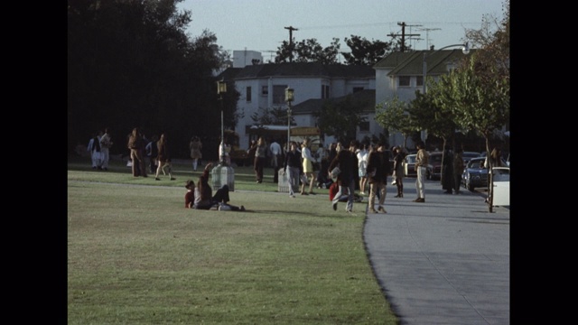 1970年的变焦镜头拍摄的学生行走在比弗利山高中校园，比弗利山，加利福尼亚州，美国视频素材