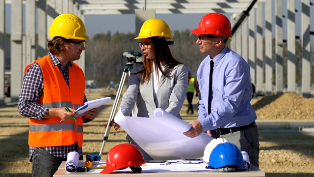 成熟的商人、工程师和女建筑师正在检查施工蓝图视频素材