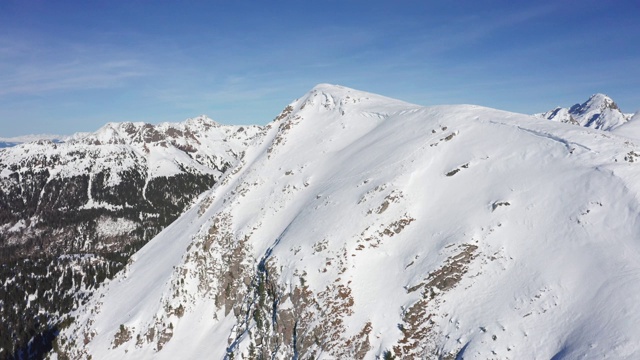 白雪皑皑的山谷视频下载