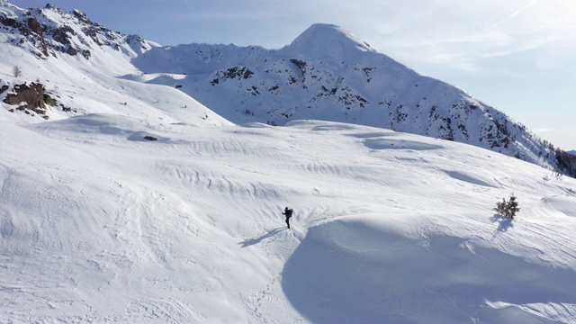 一个男人在雪山中徒步旅行视频素材