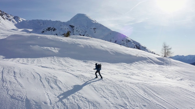 一个男人在雪山中徒步旅行视频素材