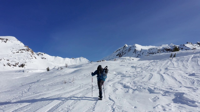 一个男人在雪山中徒步旅行视频素材