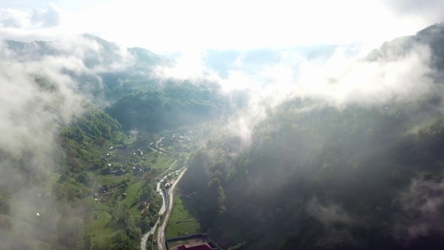 鸟瞰图的早晨雾在山区视频素材