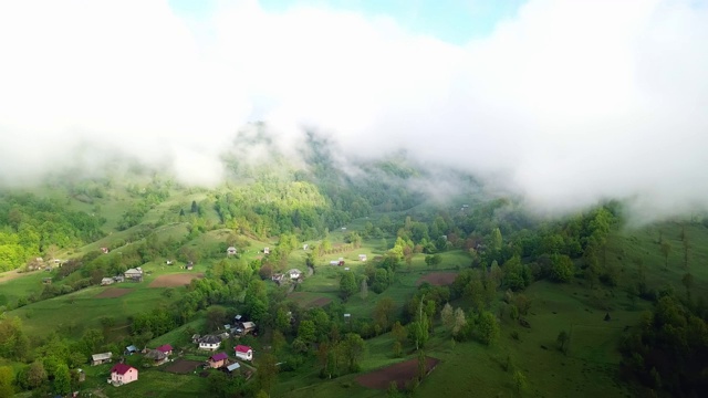 鸟瞰图的早晨雾在山区视频素材