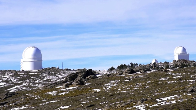 卡拉阿尔托天文台在雪山顶部的延时拍摄视频素材