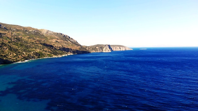 航空。从以上观点。美丽的夏天海景。希腊埃维亚岛的岩石海滩视频素材