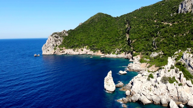 航空。从以上观点。美丽的夏天海景。希腊埃维亚岛的岩石海滩视频素材