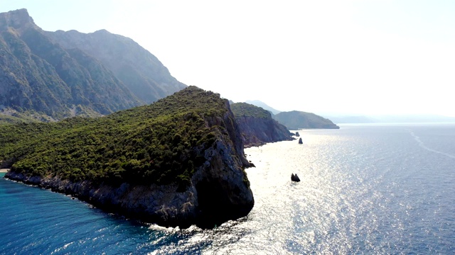 航空。从以上观点。美丽的夏天海景。希腊埃维亚岛的岩石海滩视频素材