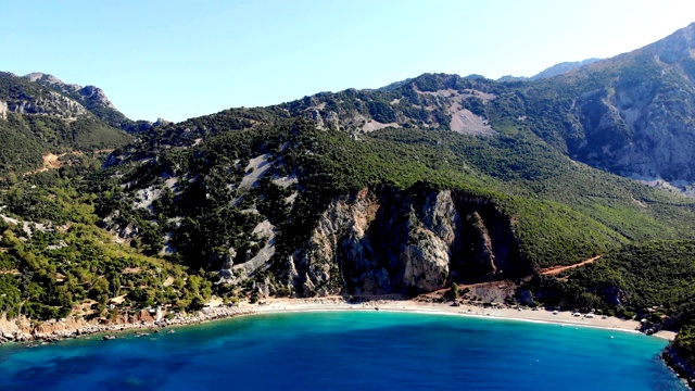 航空。前视图。美丽的夏天海景。希腊埃维亚岛的岩石海滩。海湾有绿松石，碧水在悬崖脚下，群山之间视频素材