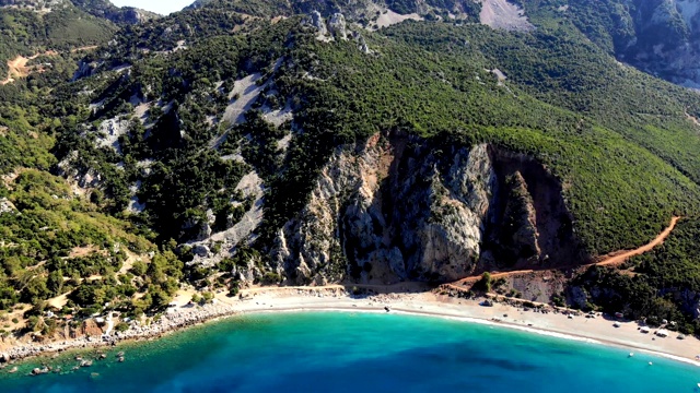 航空。前视图。美丽的夏天海景。希腊埃维亚岛的岩石海滩。海湾有绿松石，碧水在悬崖脚下，群山之间视频素材