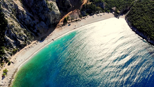 航空。前视图。美丽的夏天海景。希腊埃维亚岛的岩石海滩。海湾有绿松石，碧水在悬崖脚下，群山之间视频素材