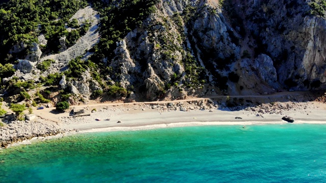 航空。前视图。美丽的夏天海景。希腊埃维亚岛的岩石海滩。海湾有绿松石，碧水在悬崖脚下，群山之间视频素材